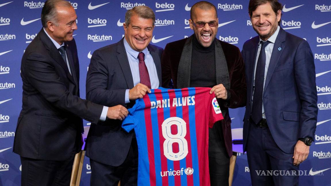 Presentan a Dani Alves con el Barcelona; Laporta no descarta regreso de Messi e Iniesta