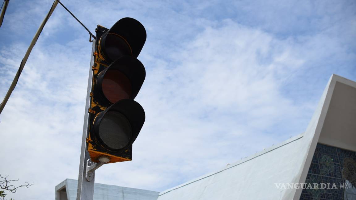 Apagón afecta semáforos en diversos puntos de Saltillo y provoca caos vial