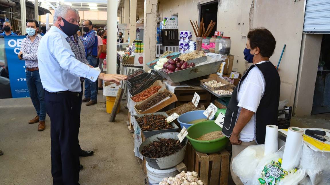 Entrega Jorge Zermeño cubrebocas en el Mercado Alianza de Torreón