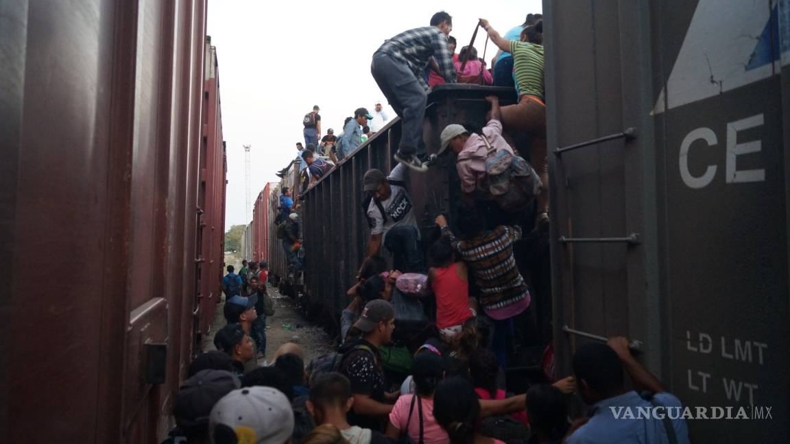 Cientos de migrantes montan a &quot;La Bestia&quot; en México para llegar a EU