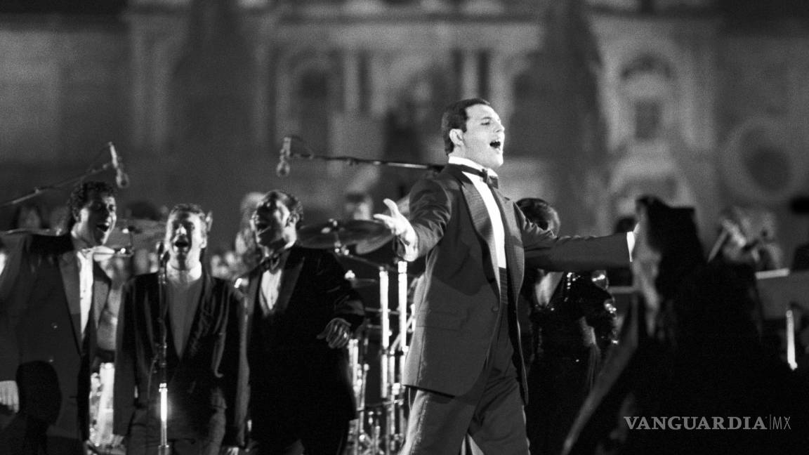 $!El cantante de rock británico Freddie Mercury interpreta el tema Barcelona, compuesto por el líder de Queen, en el festival La Nit.en 1992. EFE/Micky Ribera/Albert Olivé