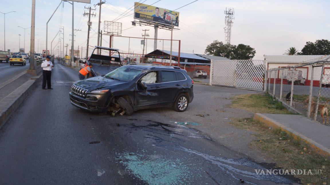 Conductor ebrio sufre volcadura en LEA