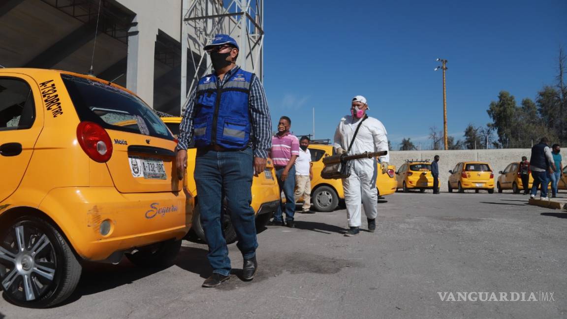 Autoridad Municipal sanitiza taxis y clausura el asiento del copiloto en Torreón