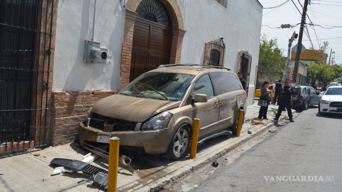 En Saltillo, otra mujer causa accidente por conducir y textear
