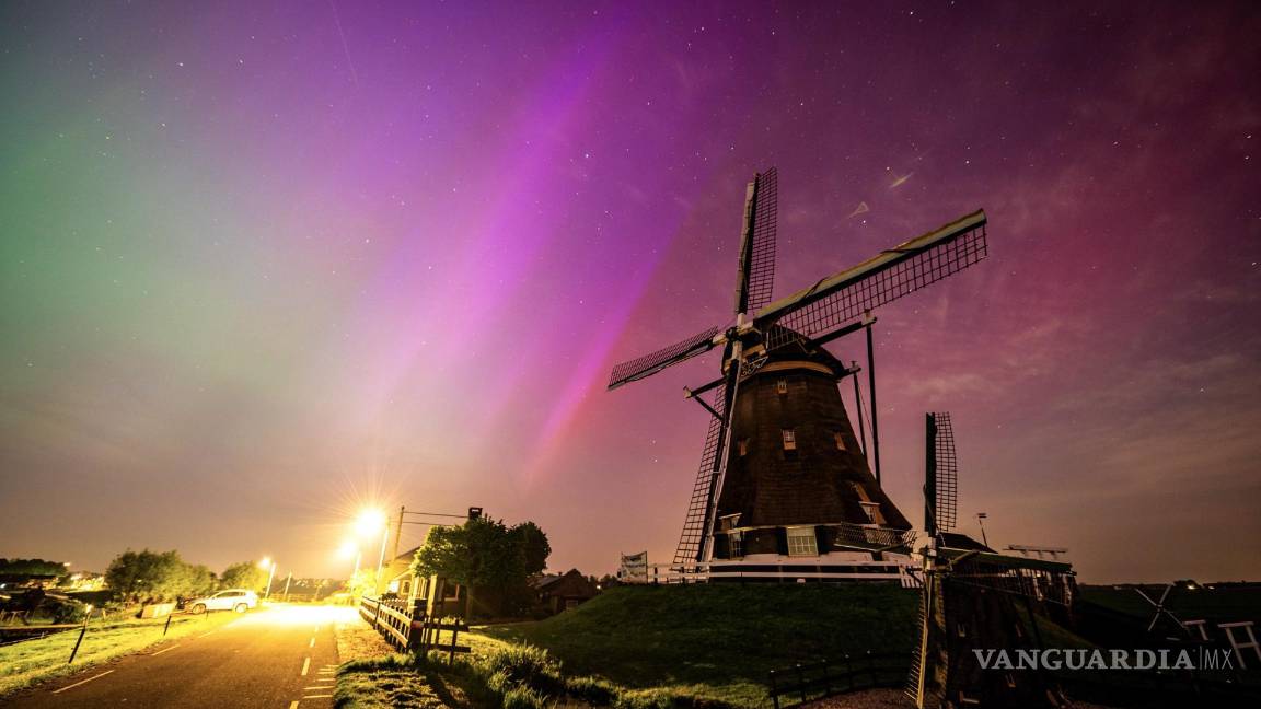 $!La aurora boreal ilumina el cielo nocturno sobre Molenviergang en Aarlanderveen, Países Bajos.