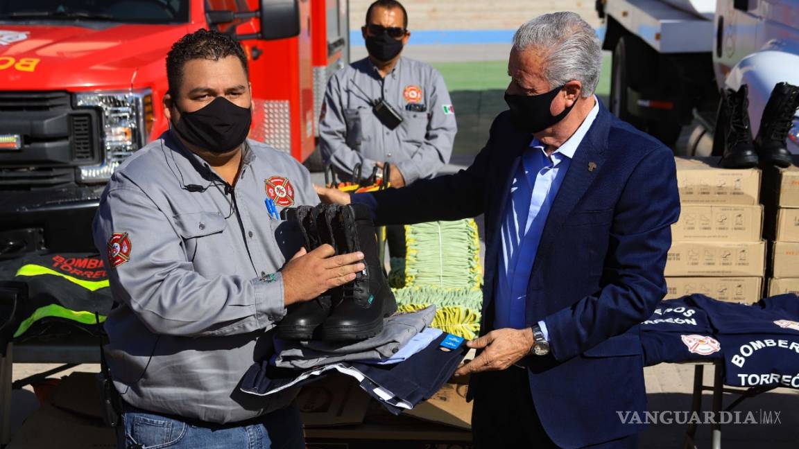 En Torreón entrega Jorge Zermeño equipo a Bomberos y Protección Civil