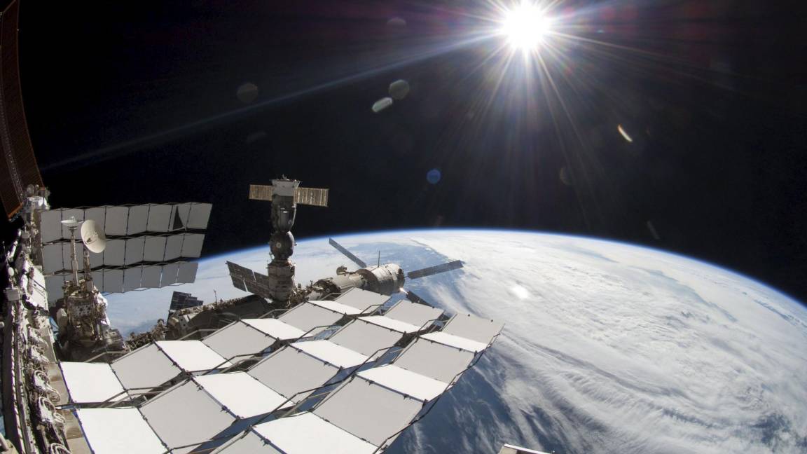 $!Fotografía facilitada por la NASA TV que muestra el sol, la Tierra y parte del exterior de la Estación Espacial Internacional.