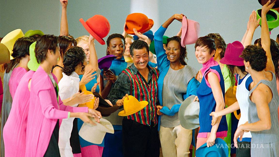 $!Modelos con ropa colorida rodean a Issey Miyake después de la presentación de su “colección prêt-à-porter Primavera-Verano 1994” en París, el 8 de octubre de 1993.