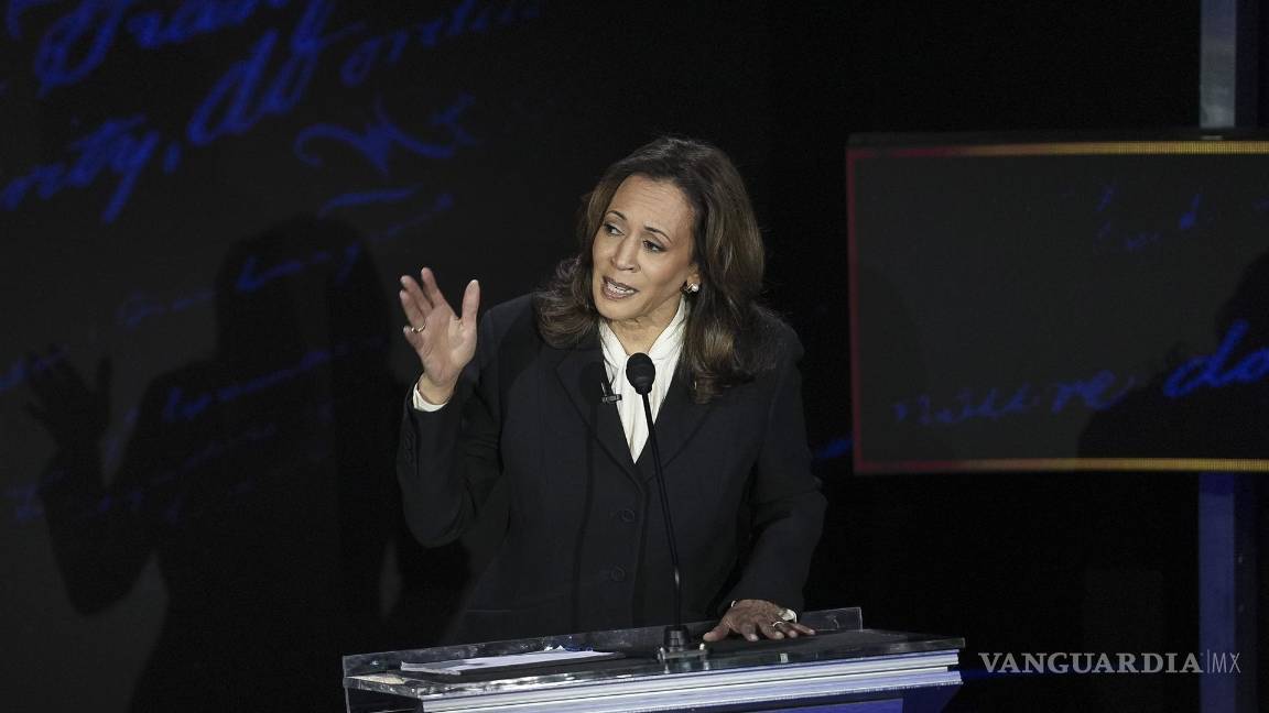 $!La candidata presidencial demócrata Kamala Harris, responde al candidato presidencial republicano Donald Trump durante el debate presidencial.