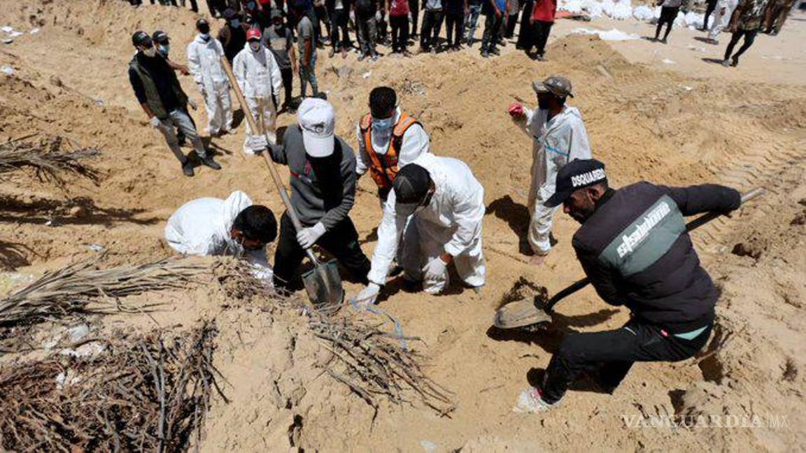 $!Exhuman fosas comunes en Gaza y encuentran más de 300 cuerpos, algunos con las manos atadas