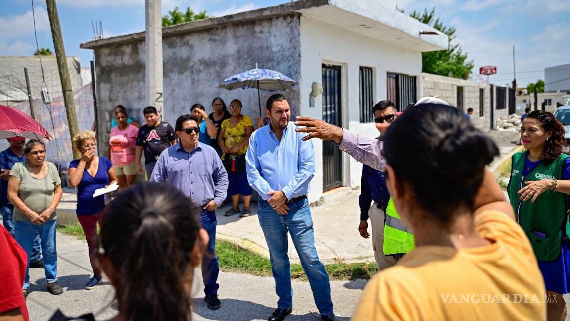 $!Cuadrillas municipales trabajan en la colonia Margarito Silva para restablecer el servicio eléctrico, tras quedar más de 400 familias sin luz por la tormenta del lunes.