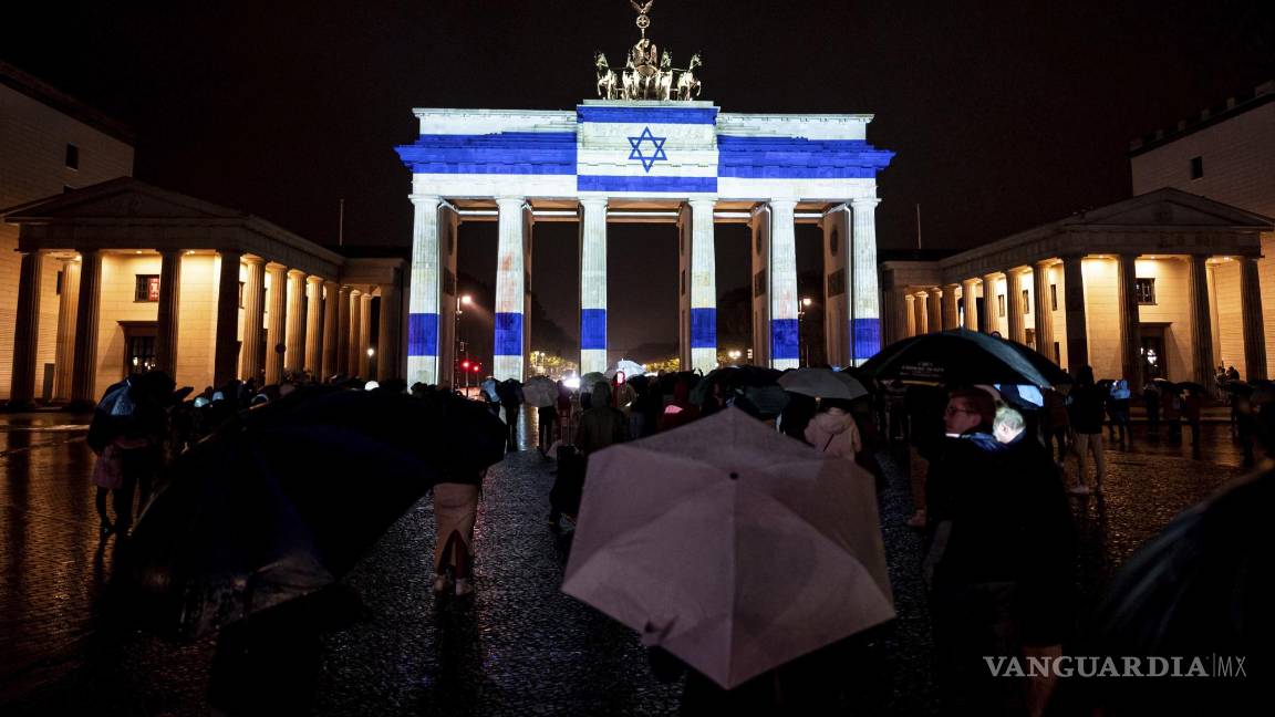 $!Como una muestra de solidaridad el gobierno alemán iluminó la Puerta de Brandenburgo con los colores de la bandera de Israel.