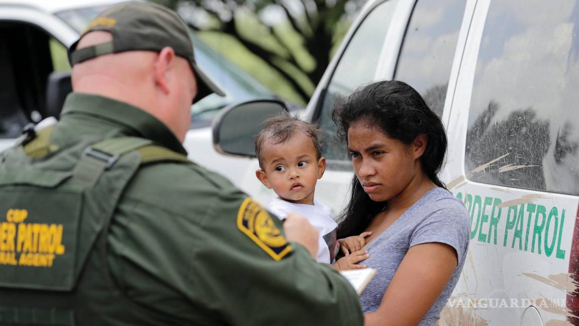 Texas separa a familias migrantes y detiene a los padres con cargos de invasión de propiedad privada