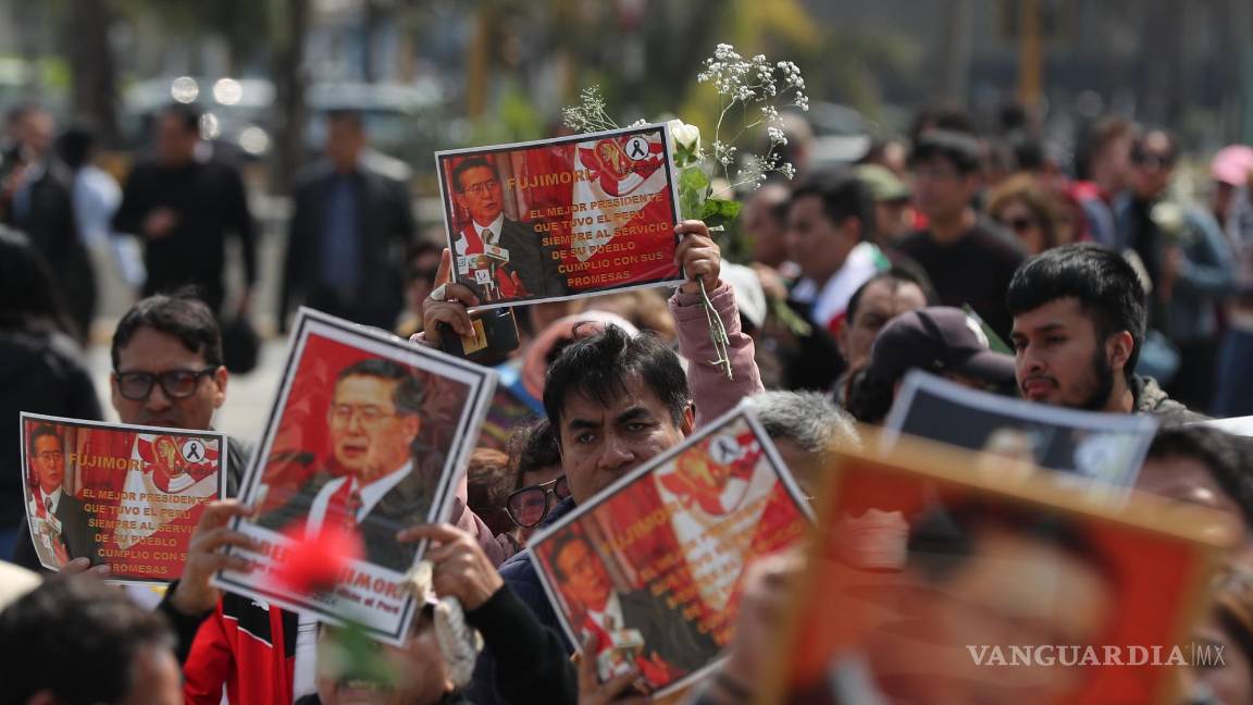 $!Simpatizantes del fallecido expresidente de Perú Alberto Fujimori esperan en una fila para asistir a su velatorio este jueves, en Lima | Foto: EFE