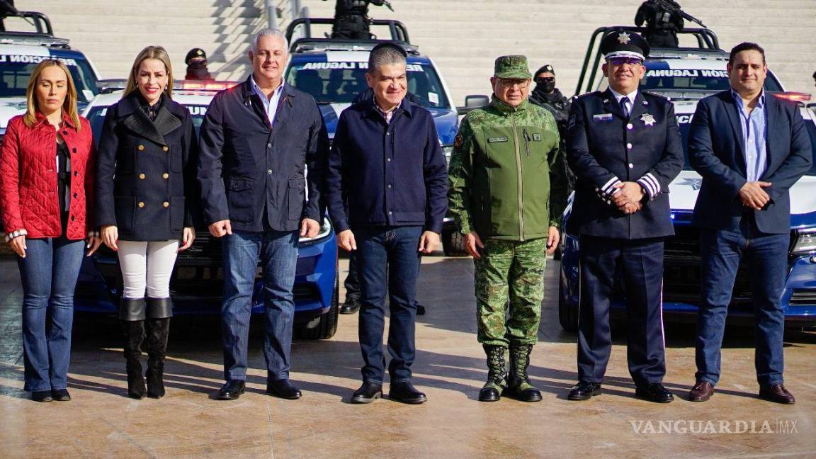 $!Se entregaron reconocimientos y estímulos económicos a elementos municipales por actos heroicos, ya que trasladaron al hospital a un menor de cuatro meses con broncoaspiración para que recibiera asistencia inmediata.