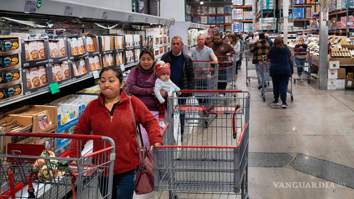 $!“Si la confianza del consumidor sigue deteriorándose, el gasto probablemente seguirá esa tendencia a la baja y la economía podría sufrir un golpe sustancial”.