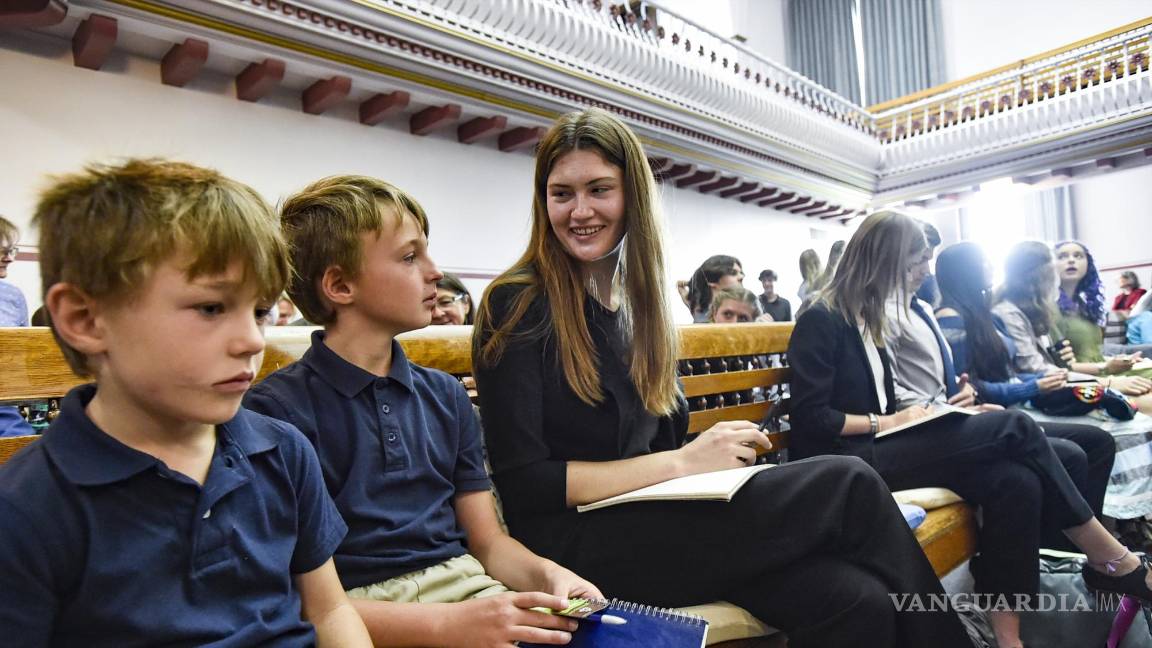 $!La demandante Rikki Held, centro, habla con otros jóvenes antes de una audiencia en la demanda por el cambio climático, Held vs. Montana en Helena, Montana.