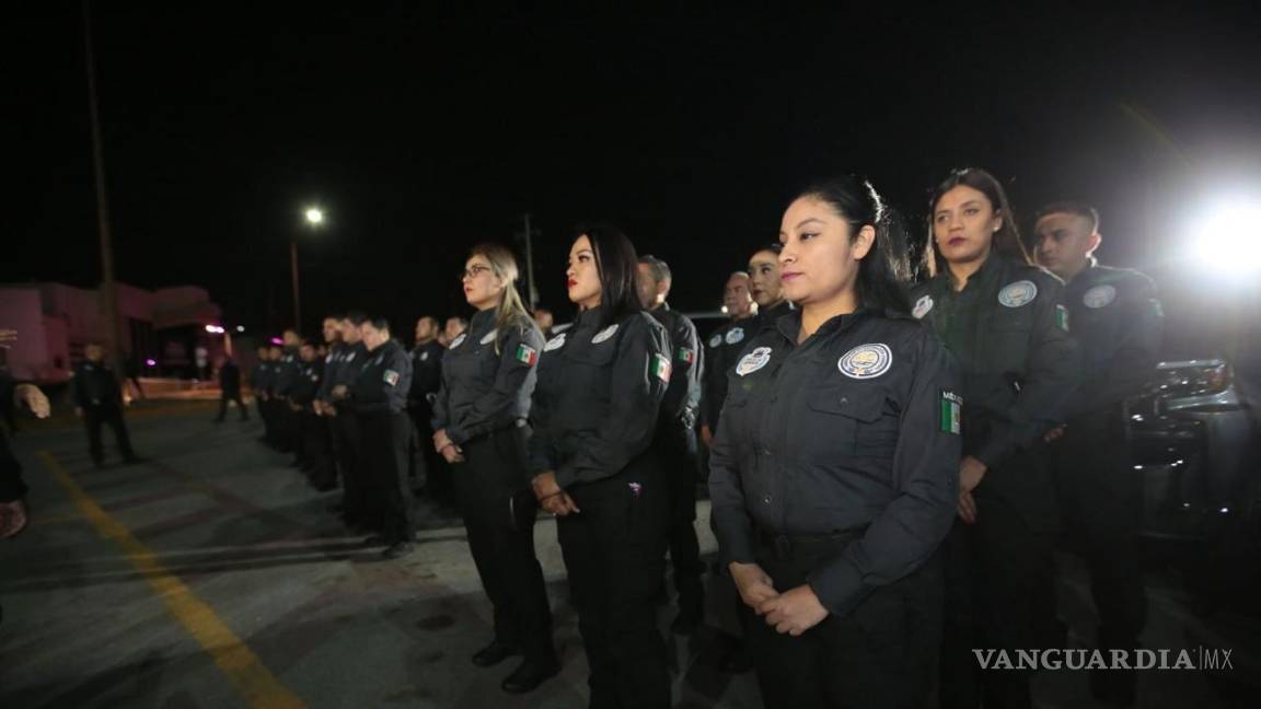 $!El Fiscal General de Coahuila, Federico Fernández Montañez, supervisa el Pase de Lista de la AIC, destacando el compromiso del personal.