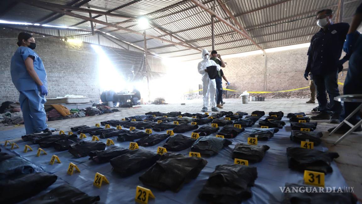 $!TEUCHITLÁN, JALISCO, 16 MARZO 2025.- La Fiscalía del Estado de Jalisco realizó una jornada de trabajo junto con integrantes del colectivo Guerreros Buscadores de Jalisco el 13 de marzo de 2025 en el Rancho Izaguirre, con el fin de verificar si habías más restos humanos. Las autoridades han descartado que aquí hubiera estructuras que fungieran como crematorios, aunque los buscadores afirmaron que si había restos humanos quemados cuando ellos llegaron al lugar hace una semana. Hasta el momento se ha confirmado que podría ser un campo de adestramiento del grupo criminal CJNG. Ayer se realizó una jornada de luto nacional por todas las víctimas que han perecido en este tipo de campos a lo largo de todo el país. La fiscalía de jalisco no ha precisado un número exactos de víctimas que pudieron ser asesinados en este predio, pero se cuentan por decenas los pares de zapatos y ropa que están ahí abandonados, y que vislumbra el número de todas las personas que en algún momento habitaron el lugar. FOTO: FISCALÍA DEL ESTADO DE JALISCO/CUARTOSCURLOCM