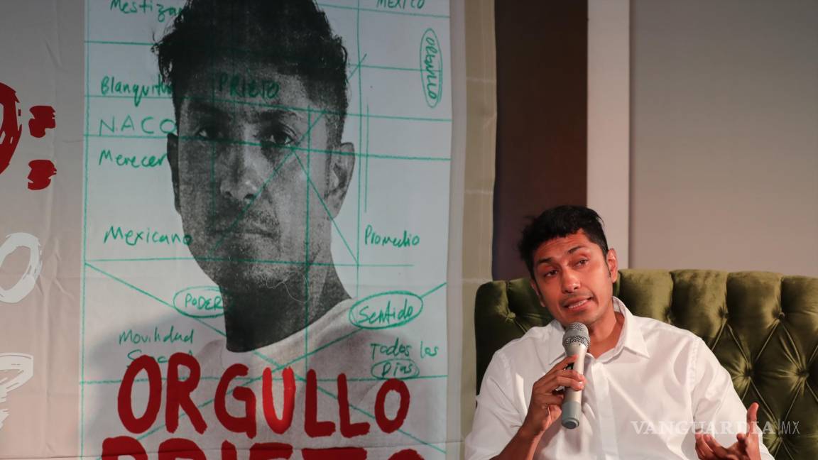 $!El actor mexicano Tenoch Huerta presentó su libro “Orgullo Prieto”, del cual dijo que saca la “mugre” del racismo en México.