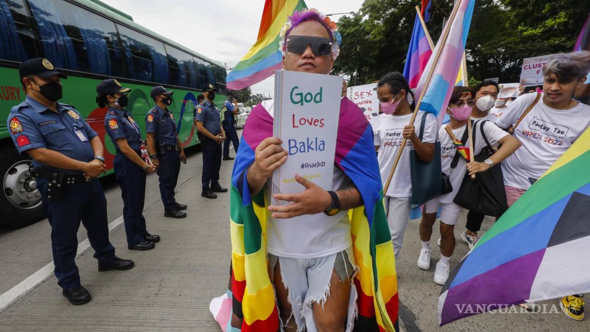 $!Un defensor de la igualdad de derechos sostiene un cartel que dice: “Dios ama a los homosexuales”, en el Festival del Orgullo LGBTQ en Quezon City, Filipinas.