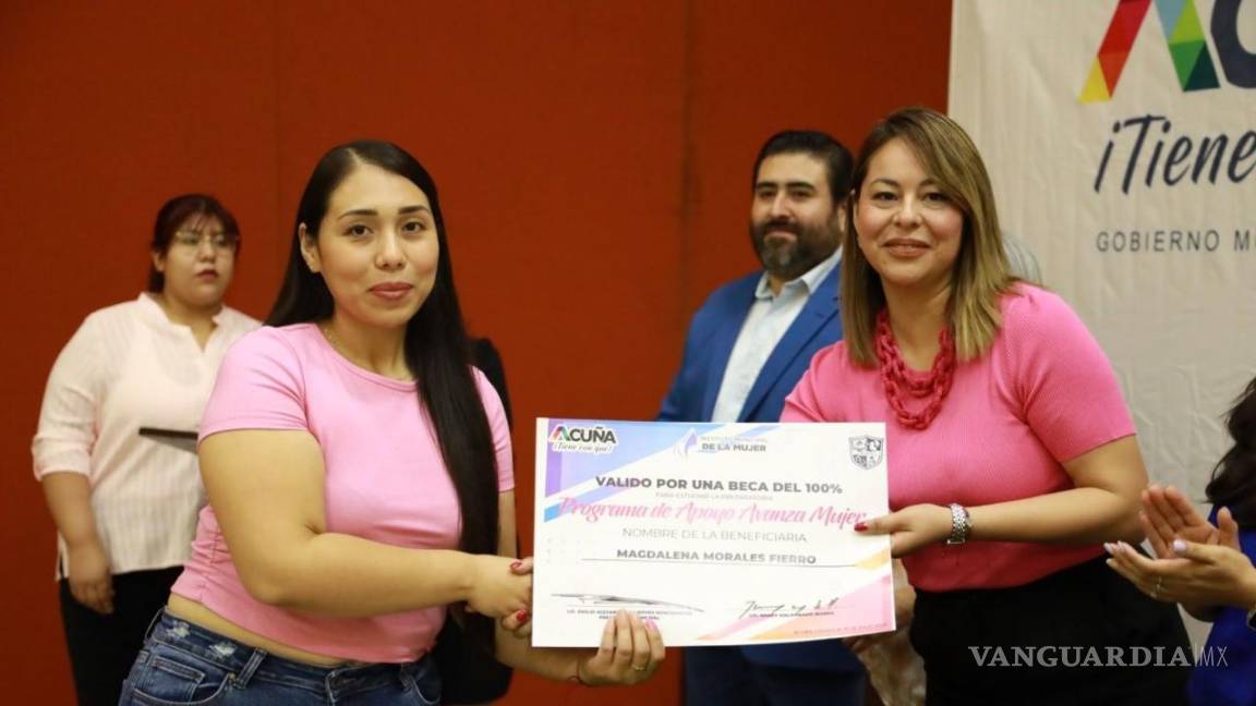 Acuña: Entregan becas para carreras técnicas y preparatoria a beneficiarias de ‘Avanza Mujer’