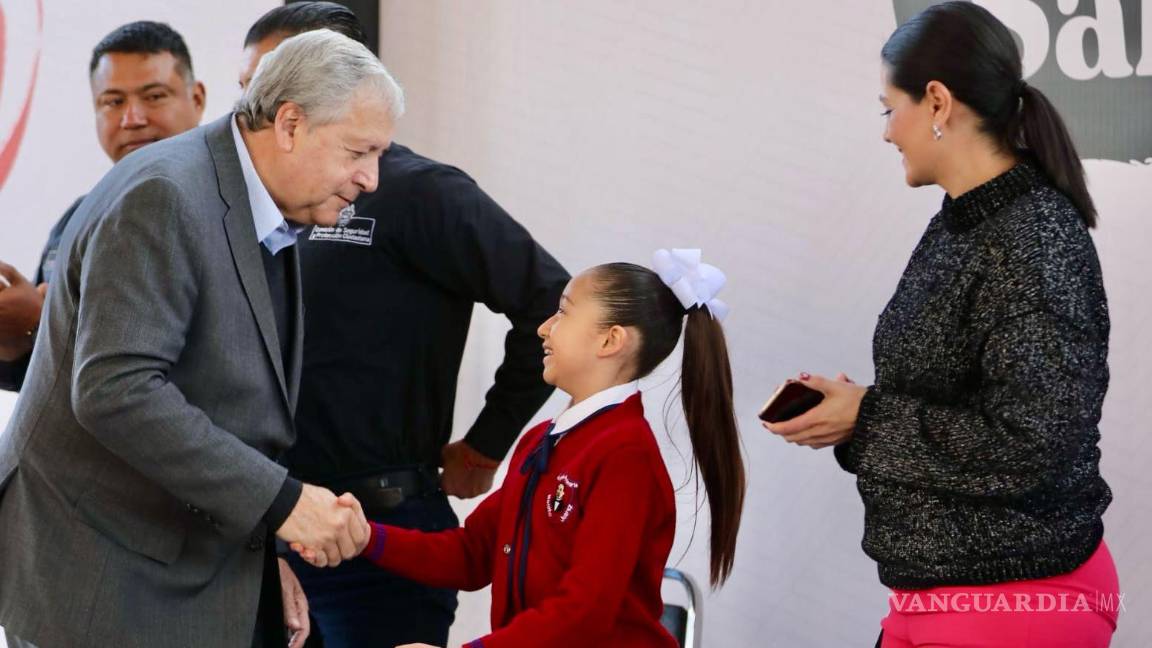 $!El alcalde de Saltillo, José Maía Fraustro Siller, saluda a la alcaldesa infantil 2022, Camila Rebeca Rojas, alumna de la primaria “Presidente Benito Juárez”.