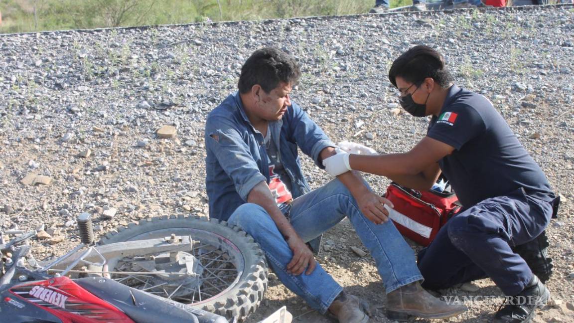$!Camión de transporte de personal se llevó a motociclistas, en Parras
