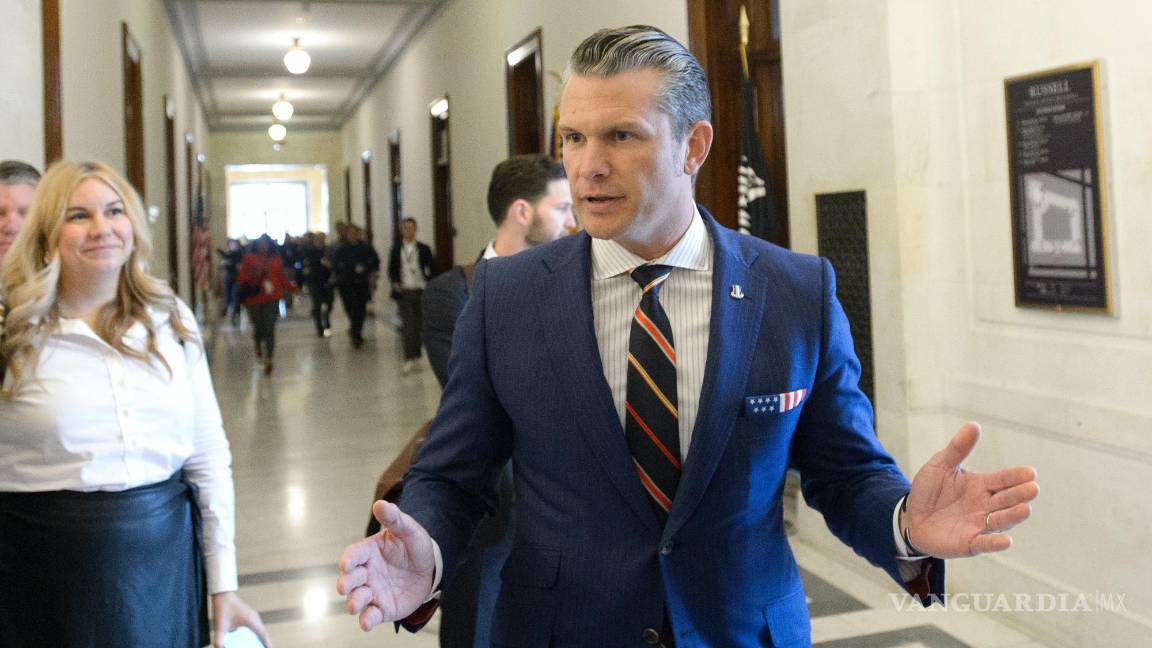 $!ete Hegseth, elegido por el presidente electo Donald Trump para secretario de Defensa, habla con periodistas después de una reunión con senadores.