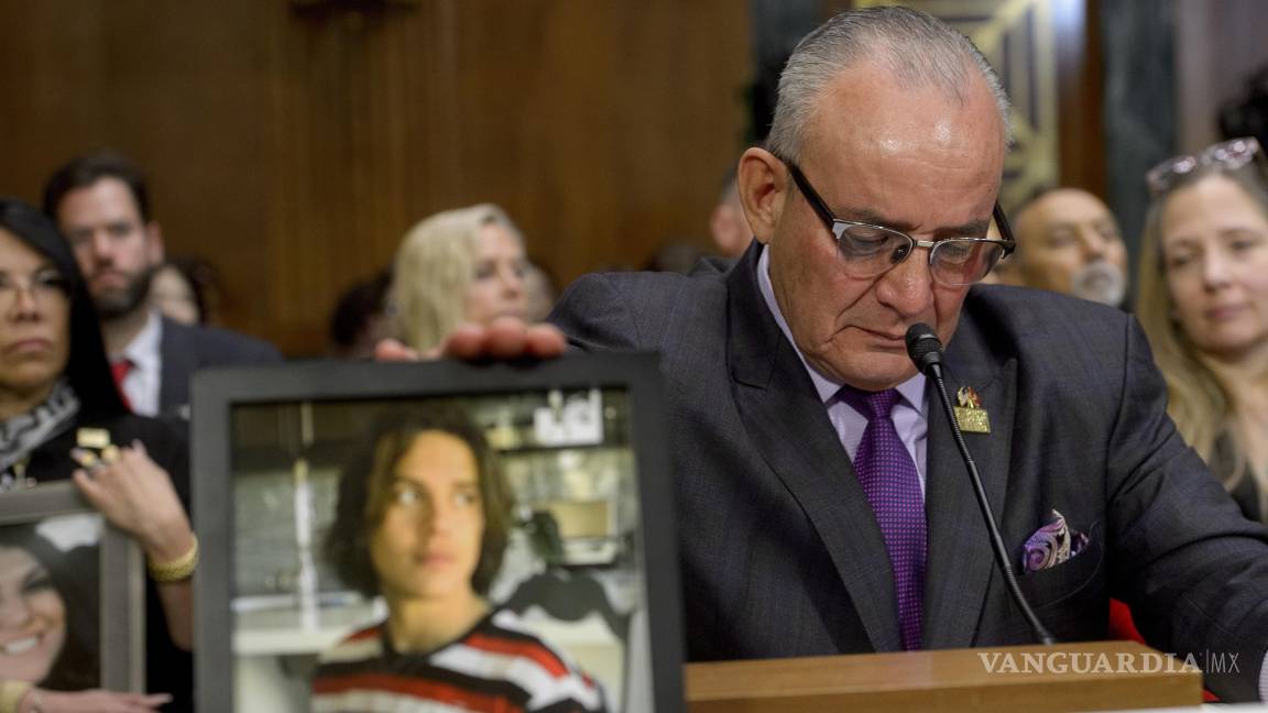 $!Jaime Puerta, presidente y cofundador de Víctimas de Drogas Ilícitas, toca una foto de su hijo Daniel, quien murió por fentanilo en 2020 a los 16 años.