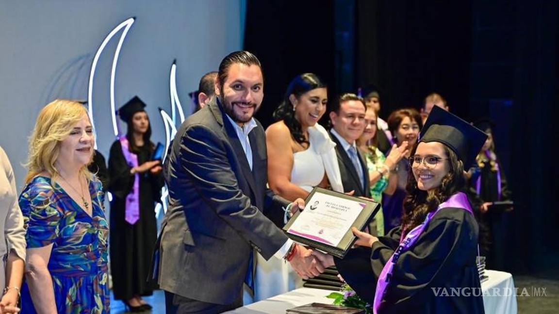 $!Los jóvenes recibieron sus títulos en el Teatro de la Ciudad Raúl Flores Canelo.