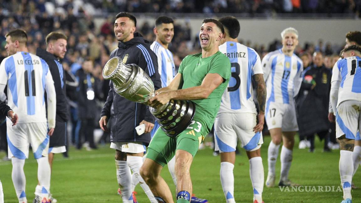 Colombia exige sanción al ‘Dibu’ Martínez por agresión a camarógrafo tras partido en Barranquilla