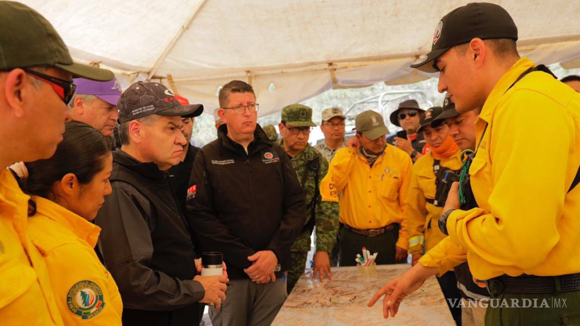 Llega gobernador de Coahuila a la zona del incendio en NL; reportan más de 2 mil hectáreas afectadas