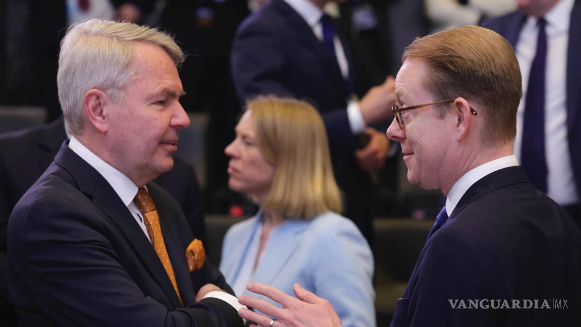 $!El ministro de Relaciones Exteriores de Finlandia, Pekka Haavisto, a la izquierda, habla con el ministro de Relaciones Exteriores de Suecia, Tobias Billstrom.