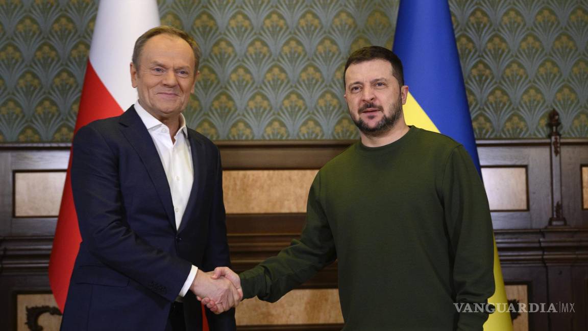 $!El presidente Zelenski (derecha) continúa con sus giras por países aliados en busca de conseguir nuevos apoyos para mantener el enfrentamiento con Rusia.