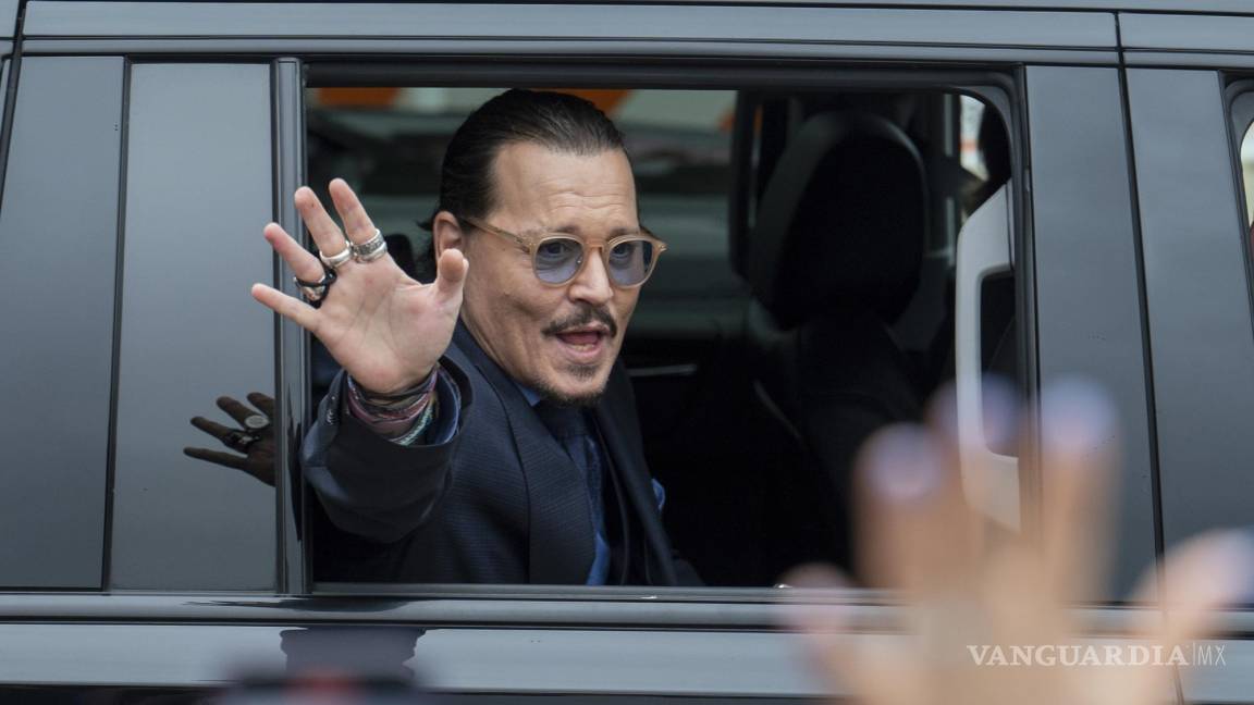 $!El actor Johnny Depp saluda a sus seguidores al salir del Tribunal del Condado de Fairfax.