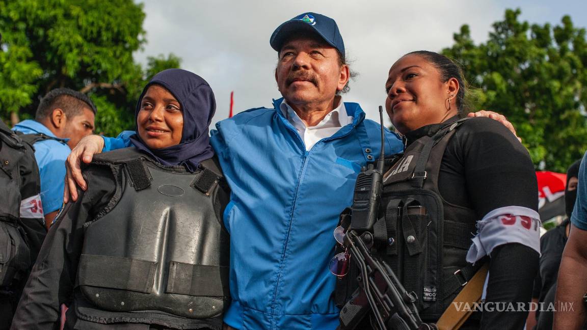 $!El presidente nicaragüense Daniel Ortega con agentes de la policía del país, tras semanas de disturbios en Masaya, Nicaragua, el 13 de julio de 2018.