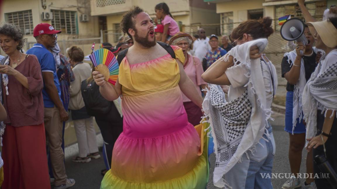 $!Un miembro de la comunidad LGBTQ+ en la marcha del Orgullo Gay en La Habana. Las organizaciones hablan de una “ola de legislación antiLGTB+” desde los gobiernos de extrema derecha.