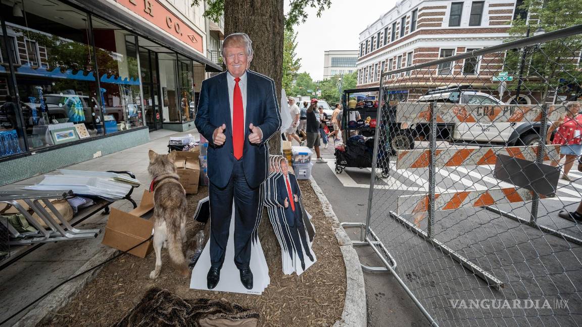 $!Una figura de cartón de Donald Trump se encuentra cerca del lugar donde el candidato presidencial republicano realizará un mitin de campaña en Asheville.