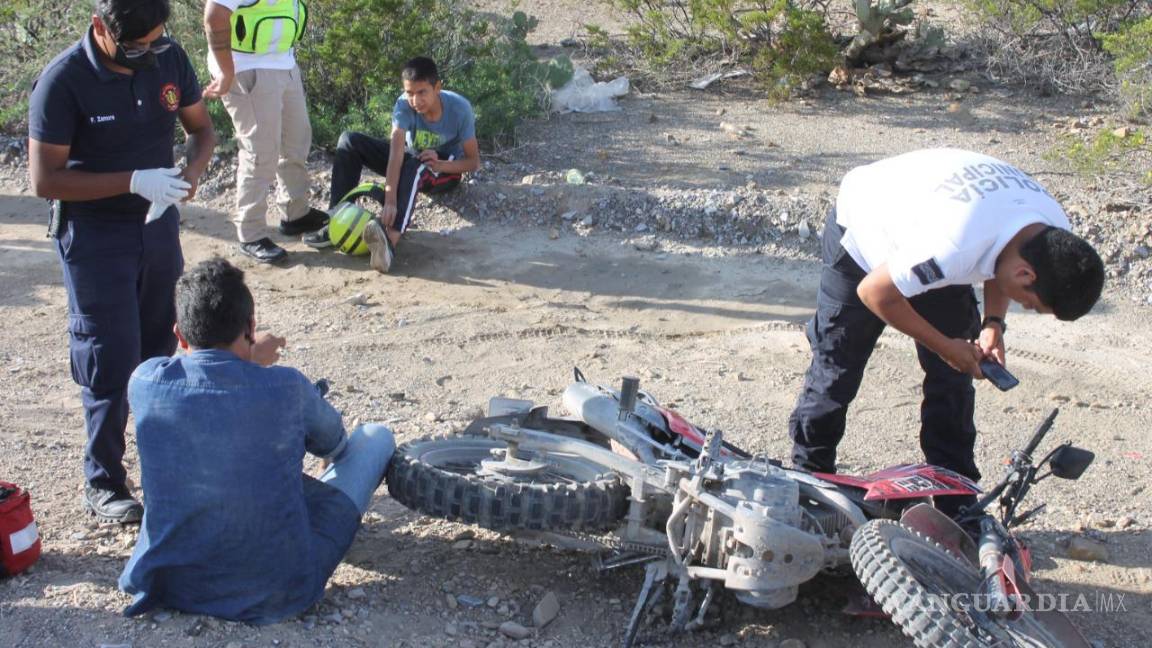 Camión de transporte de personal se llevó a motociclistas, en Parras