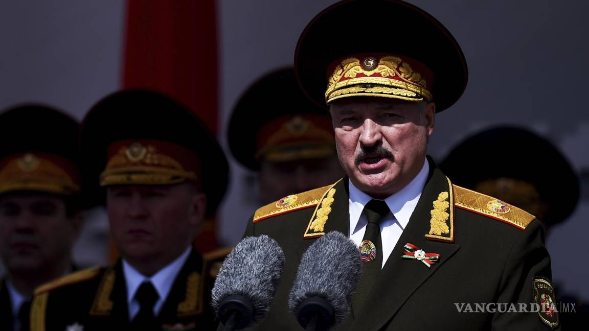 $!El presidente Alexander Lukashenko de Bielorrusia pronuncia un discurso durante un desfile militar en Minsk, Bielorrusia, el 9 de mayo de 2020.