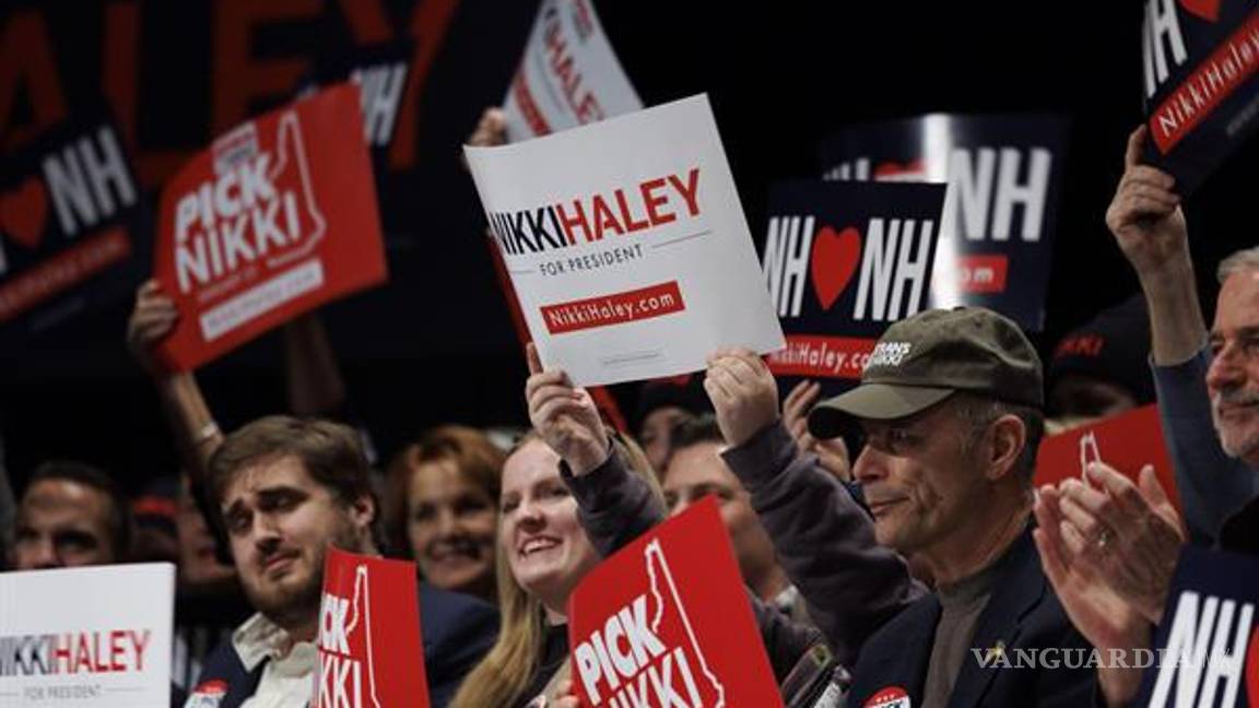 $!Partidarios de la candidata republicana a la presidencia, Nikki Haley, durante un mitn en la escuela secundaria de Exeter en Exeter, New Hampshire.