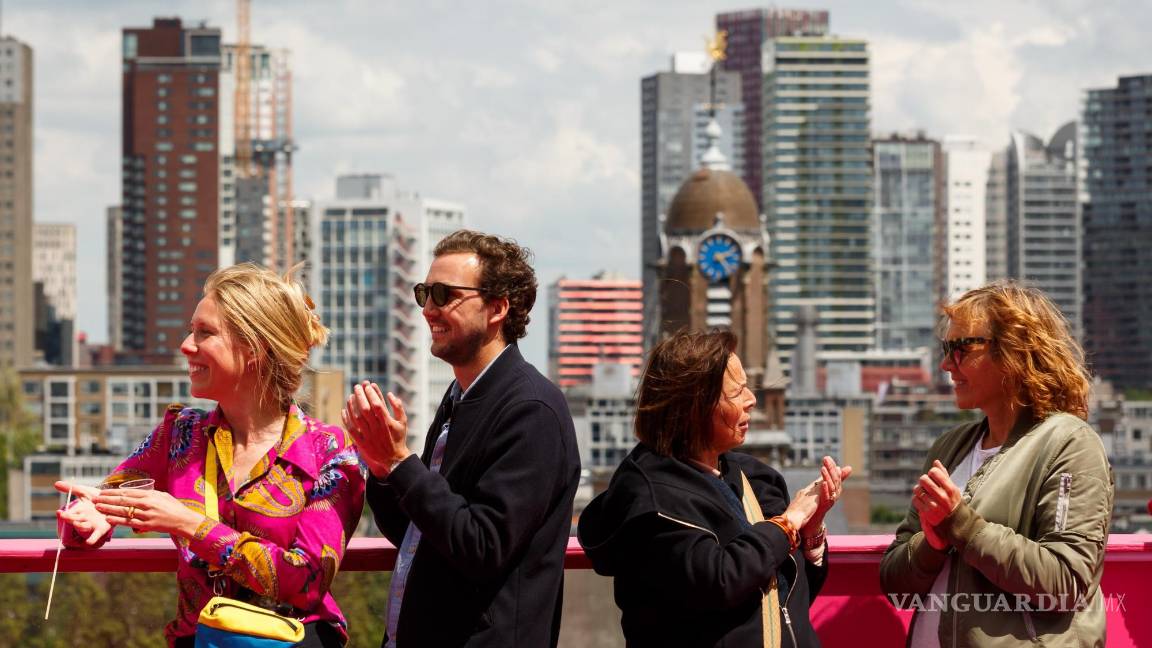 $!Grupo de personas a bordo de una estructura flotante.