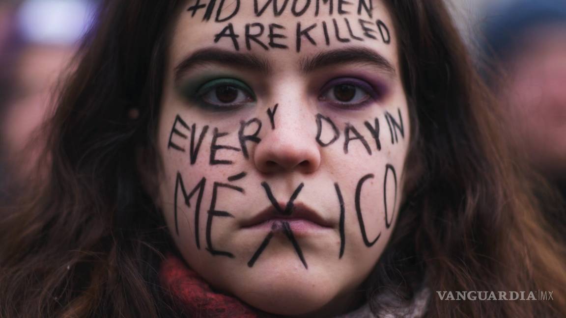 $!8/03/2023. Una mujer de México con un mensaje pintado en la cara en el que dice: Más de 1o mujeres son asesinadas cada día en México en Berlín, Alemania.