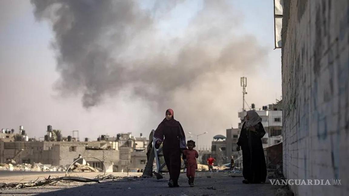 $!El humo se eleva tras un ataque aéreo israelí en Jan Yunis, sur de la Franja de Gaza.