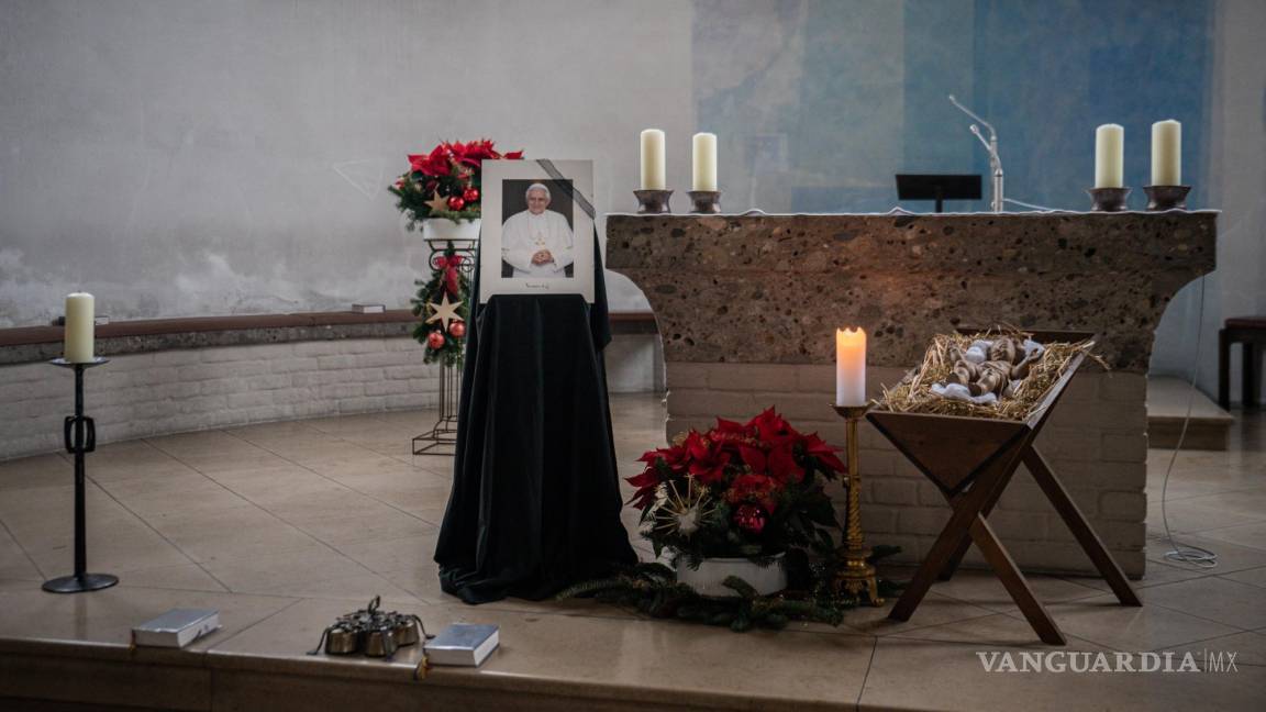 $!Una foto del Papa Benedicto XVI el día de su funeral, junto al altar de la Iglesia Sankt Nikolaus en Garching, Alemania. 3 de enero de 2023.