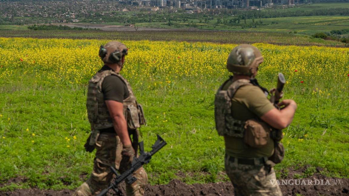 $!Soldados ucranianos en sus posiciones con la ciudad de Bájmut al fondo, en la región de Donetsk, Ucrania