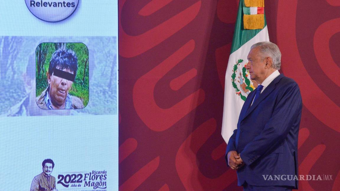 $!Andrés Manuel López Obrador, presidente de México, observa una fotografía de la detención de Rafael Caro Quintero.