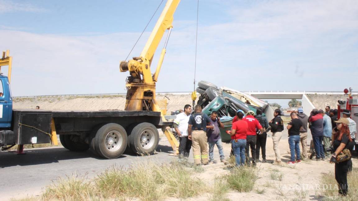 $!Muere trailero que quedó prensado en carretera Parras-Paila