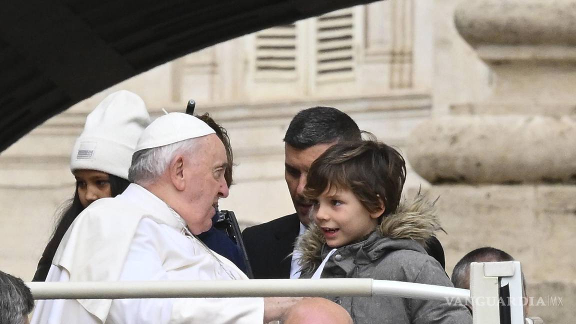 $!El Papa Francisco saluda a los fieles durante su audiencia general semanal en la Plaza de San Pedro, Vaticano.